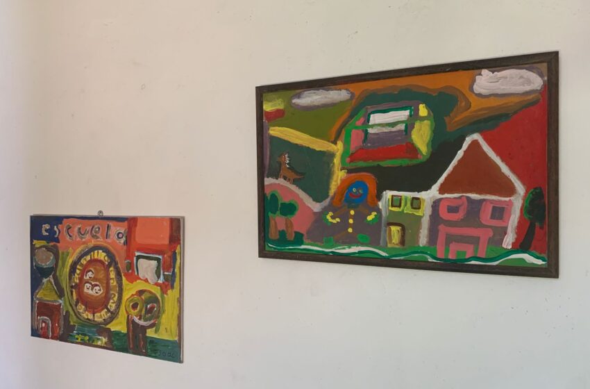 Coloridas pinturas en la galería José Jayme