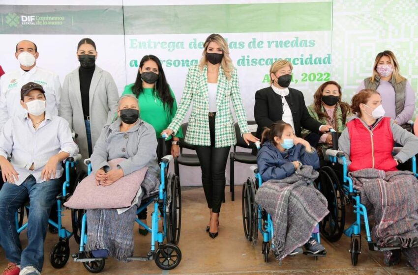 DIF estatal entrega sillas de ruedas a personas con discapacidad