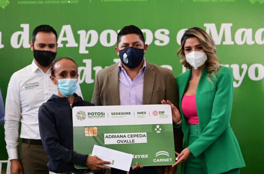  Entrega de apoyos económicos a madres solteras y adultos mayores