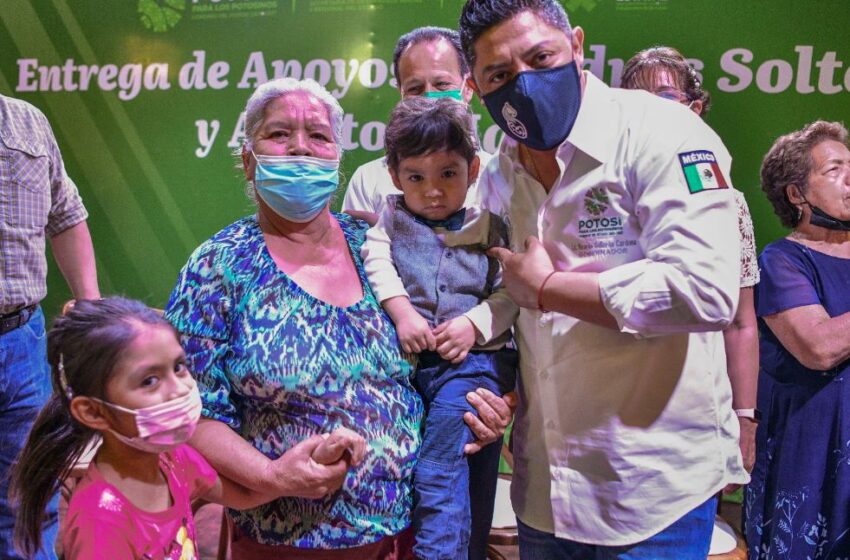 Potosinos de la zona media reciben nuevos programas sociales