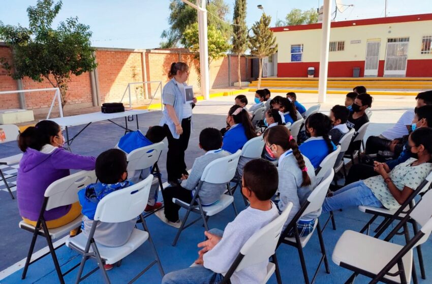 Apoyo a estudiantes y sus familiares con el programa “Niñez Rural”
