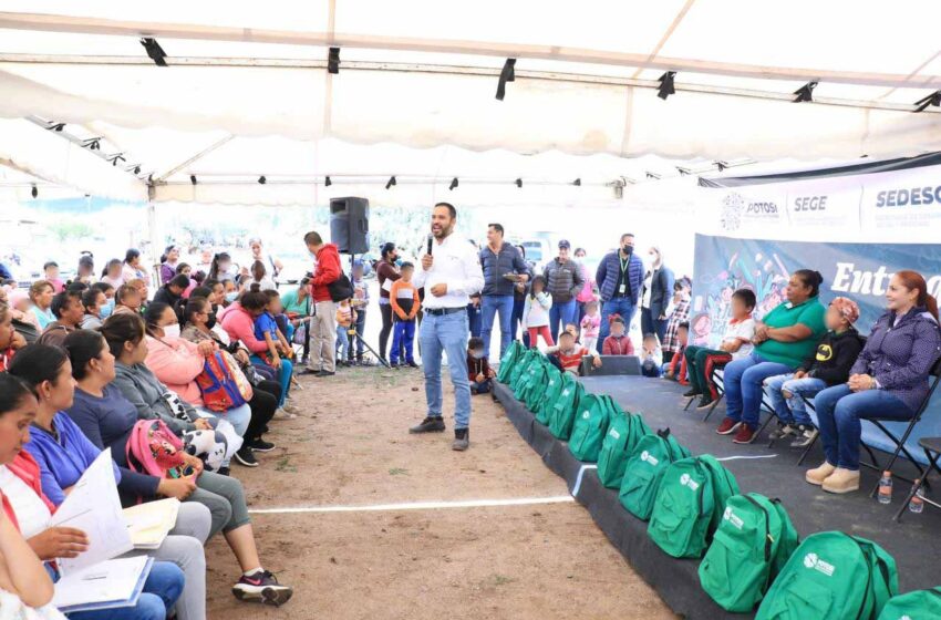  Llevan paquetes escolares a Villa de Reyes