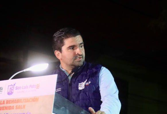 Invitan a los potosinos a participar en la decoración con nochebuena en el Corredor Carranza