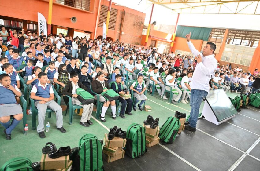 En Cerritos, Ricardo Gallardo inicia entrega de apoyos escolares