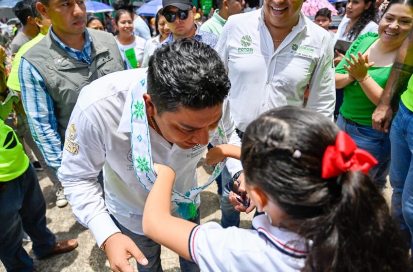 Gallardo Cardona entrega Kits escolares en Axtla de Terrazas