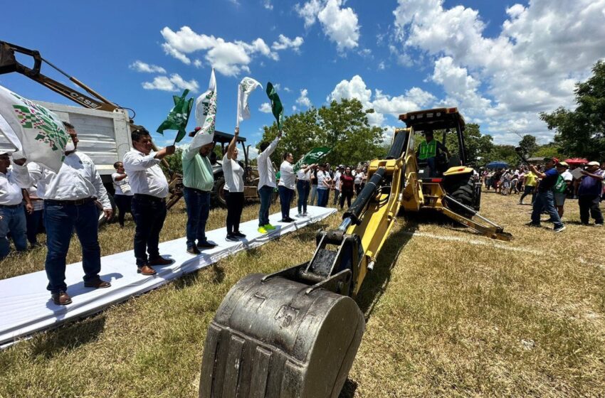 Gallardo entrega apoyos escolares y arranca unidad deportiva en Tanquián
