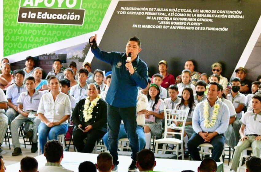  Ricardo Gallardo entrega nueva secundaria en Aquismón