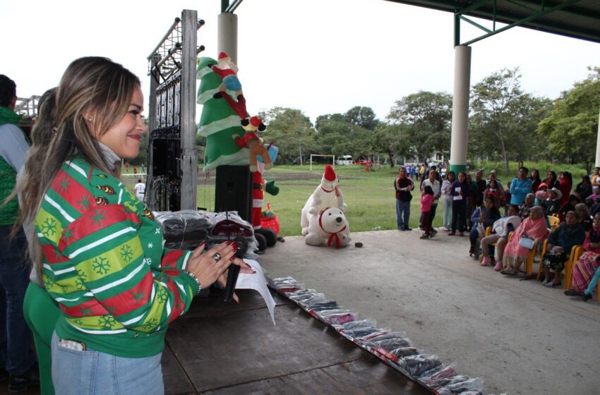 Familias de la huasteca disfrutan de las posadas navideñas
