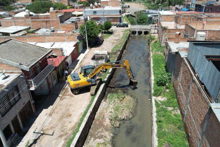 Trabajos de desazolve en el Canal del Parnaso realizados por el municipio de Aguascalientes