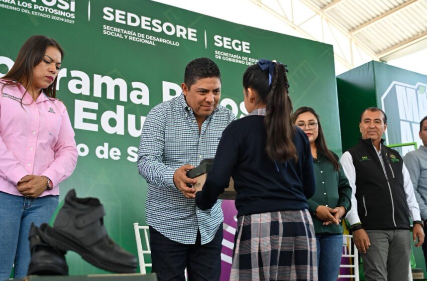 Ricardo Gallardo refuerza la educación en Santa María del Río con entrega de apoyos escolares