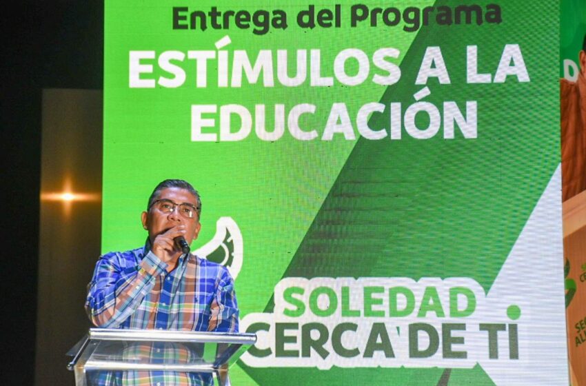 Alcalde Juan Manuel Navarro reconoce el desempeño estudiantil con entrega de apoyos económicos
