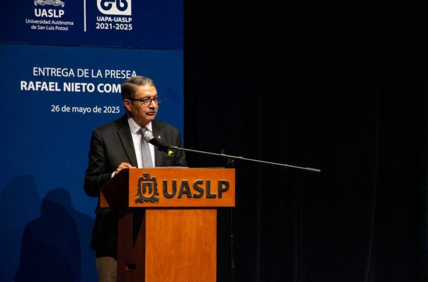 Docentes de la UASLP reciben Presea Rafael Nieto Compeán por décadas de servicio académico