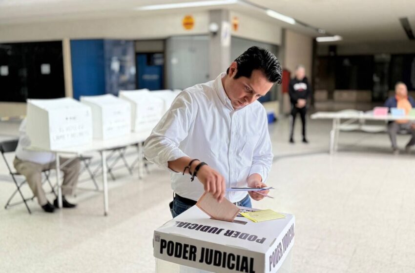 Ulises Serrato emitió su voto en la elección judicial