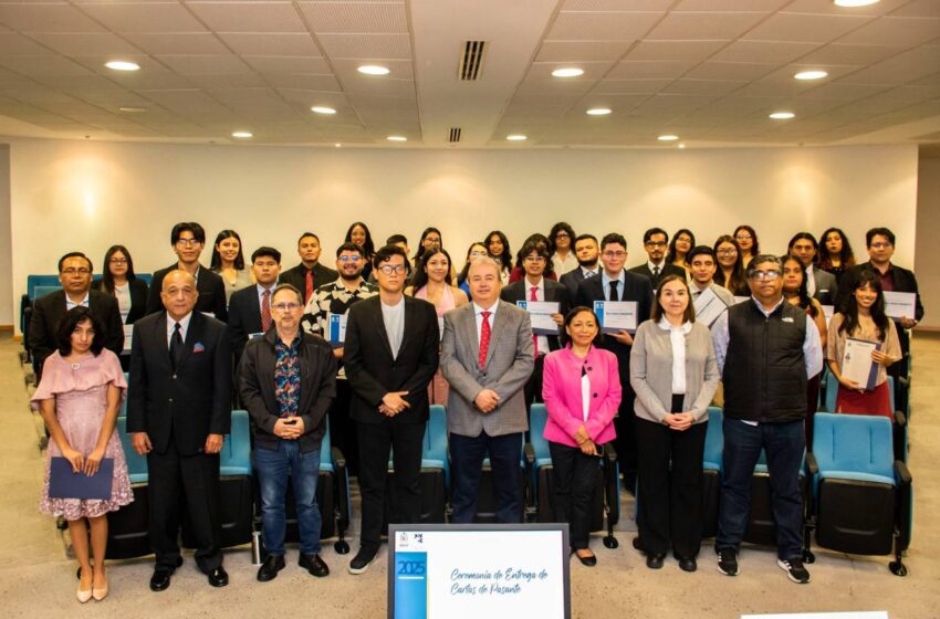 UASLP entrega cartas de pasante a egresados de Ciencias Sociales y Humanidades