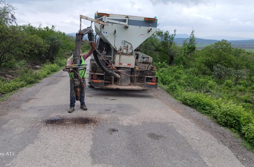 Impulsa Gobierno Estatal movilidad segura con bacheo estratégico en caminos de Rayón