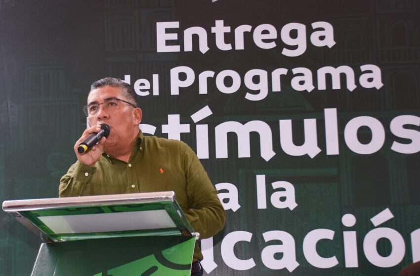 Juan Manuel Navarro motiva el desempeño escolar con tercera entrega de “Estímulos a la Educación”