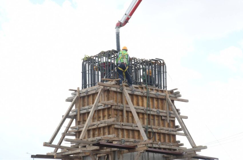 EMBLEMÁTICO PUENTE VEHICULAR EN CIRCUITO POTOSÍ, CON UN 40% DE SU CONSTRUCCIÓN