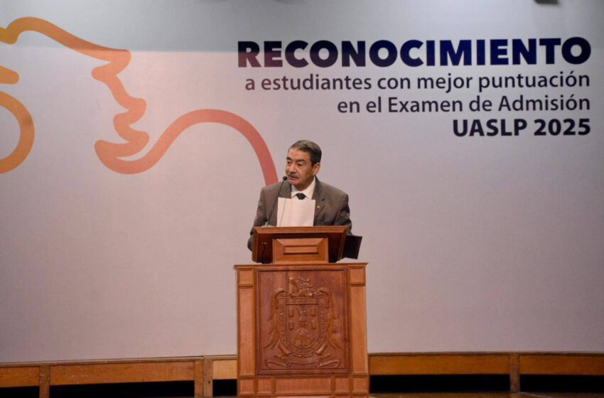 Estudiantes con mejores puntajes de ingreso a la UASLP reciben reconocimiento del rector AJZG