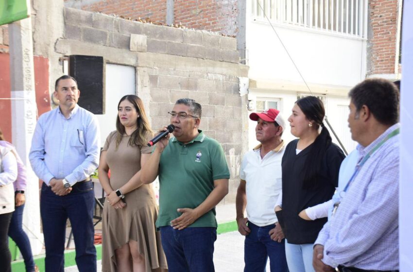 ALCALDE JUAN MANUEL NAVARRO ENTREGA PAVIMENTACIÓN DE CALLE PRIVADA DE LA ROSA A FAMILIAS