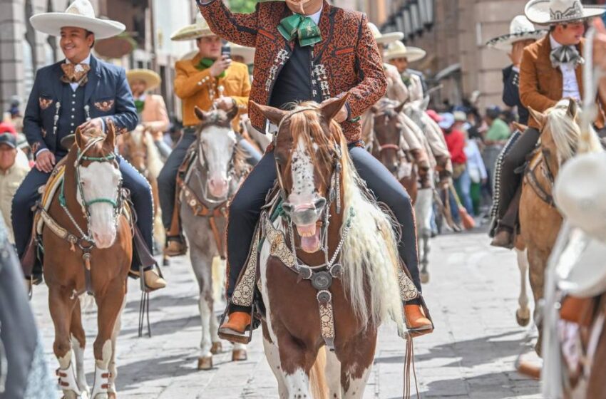 Ricardo Gallardo encabeza desfile del 16 de septiembre en San Luis Potosí