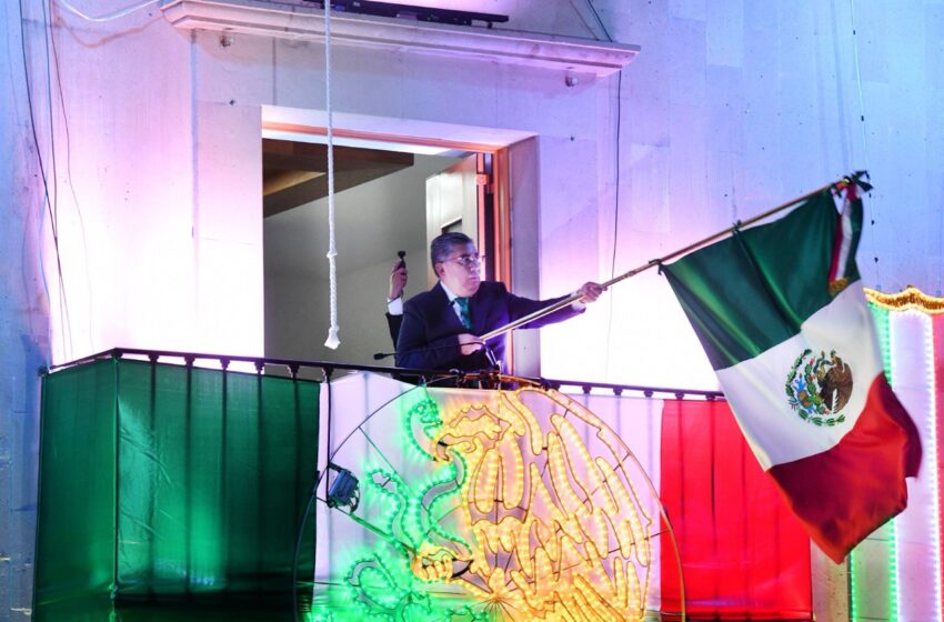 ALCALDE JUAN MANUEL NAVARRO MUÑIZ LLENÓ DE VIVAS Y ALEGRÍA LA NOCHE PATRIA EN SOLEDAD