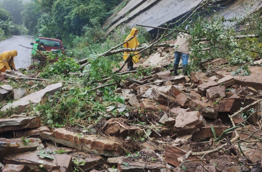 GOBIERNO ESTATAL RETIRA DERRUMBES POR LLUVIAS EN CARRETERAS