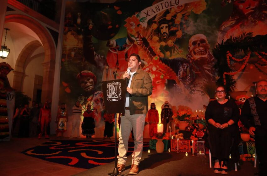 RICARDO GALLARDO INAUGURA ALTAR DE MUERTOS MONUMENTAL EN PALACIO DE GOBIERNO
