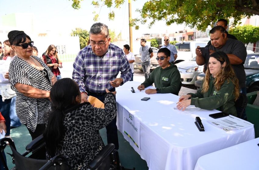 ADULTOS MAYORES DE SOLEDAD RECIBEN APOYO ECONÓMICO DE MANOS DEL ALCALDE NAVARRO MUÑIZ