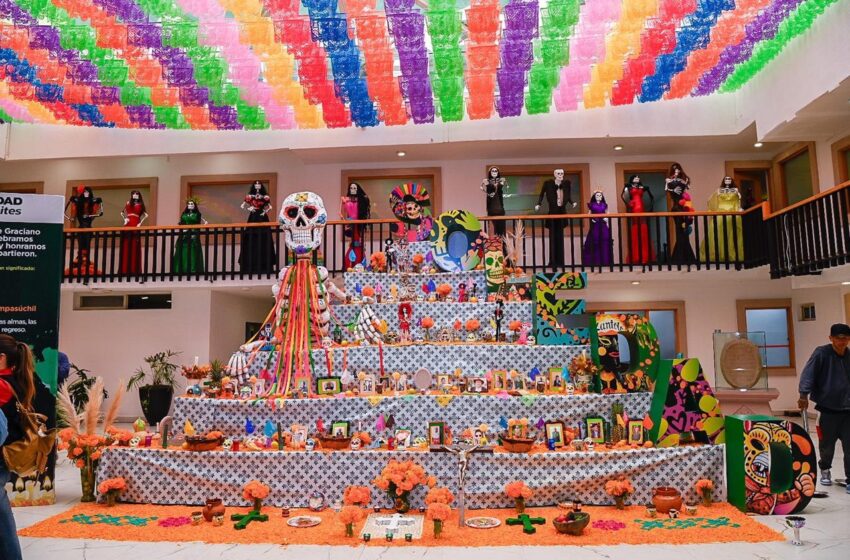 ALCALDE JUAN MANUEL NAVARRO INAUGURA E INVITA A FAMILIAS A ADMIRAR ALTAR DE MUERTOS MONUMENTAL