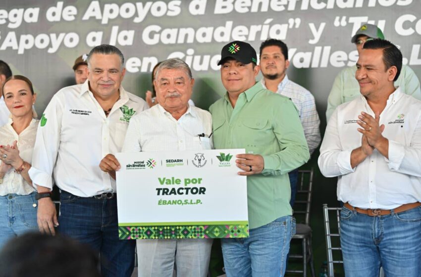  Ricardo Gallardo impulsa la tecnificación del campo potosino con entrega de tractores y equipamiento