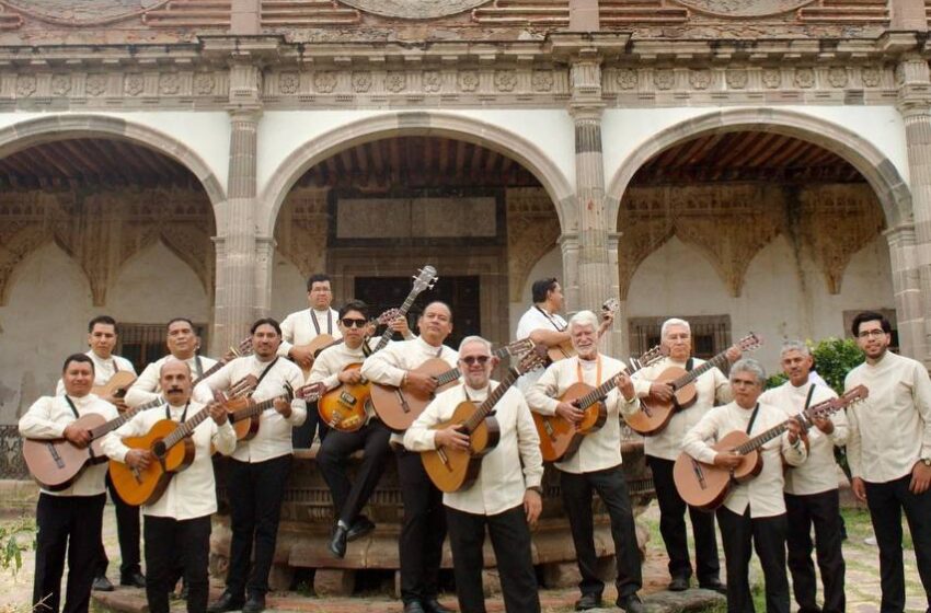  La UASLP une voces y guitarras de rondallas universitarias en una velada romántica y bohemia