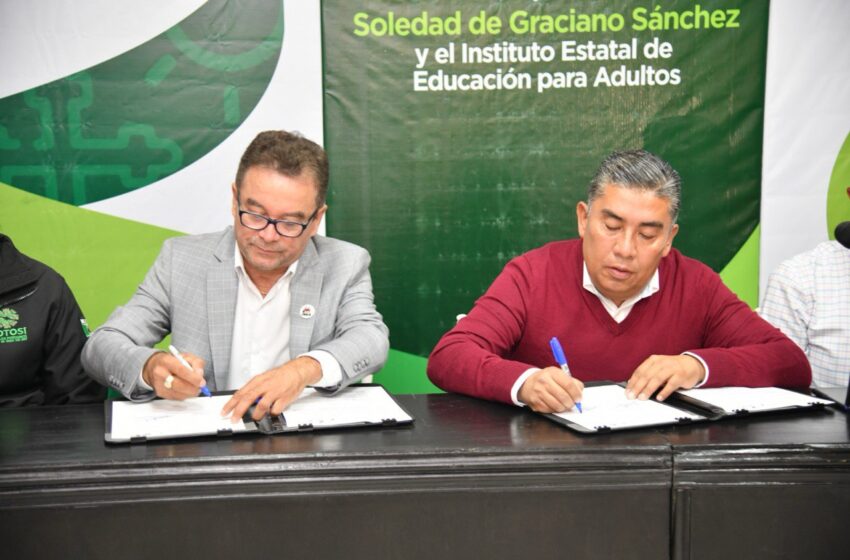  ALCALDE JUAN MANUEL NAVARRO FIRMA CONVENIO CON IEEA PARA ERRADICAR EL REZAGO EDUCATIVO