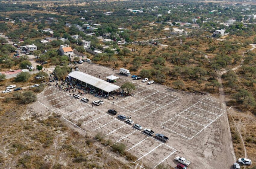  Ricardo Gallardo entrega terrenos y anuncia obra vial en la región Media