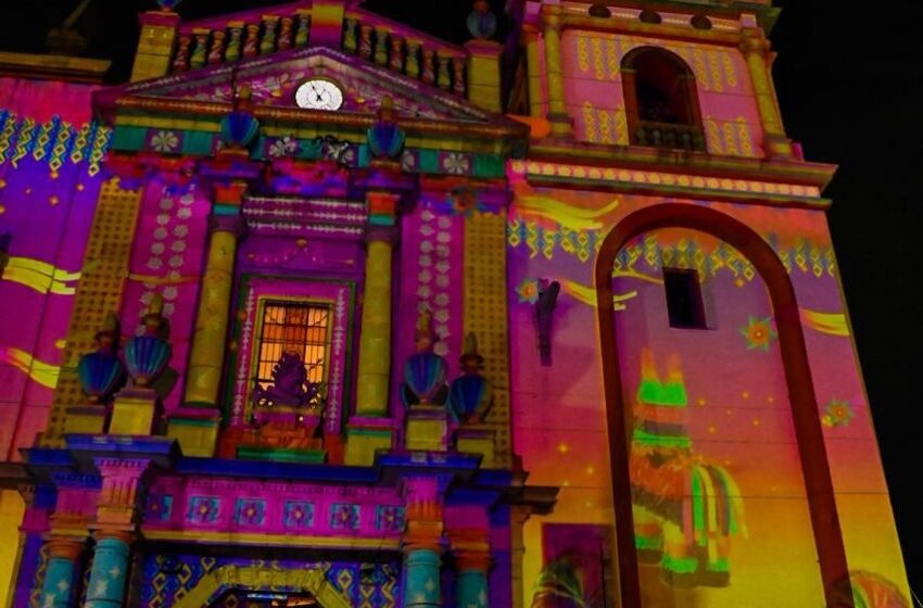  Familias disfrutan proyección navideña que resalta la identidad de Soledad