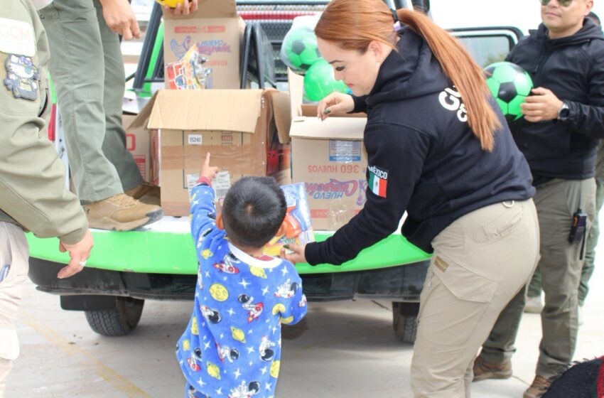  Agentes de la Guardia Civil Municipal de Soledad de Graciano Sánchez entregan juguetes en comunidades rurales