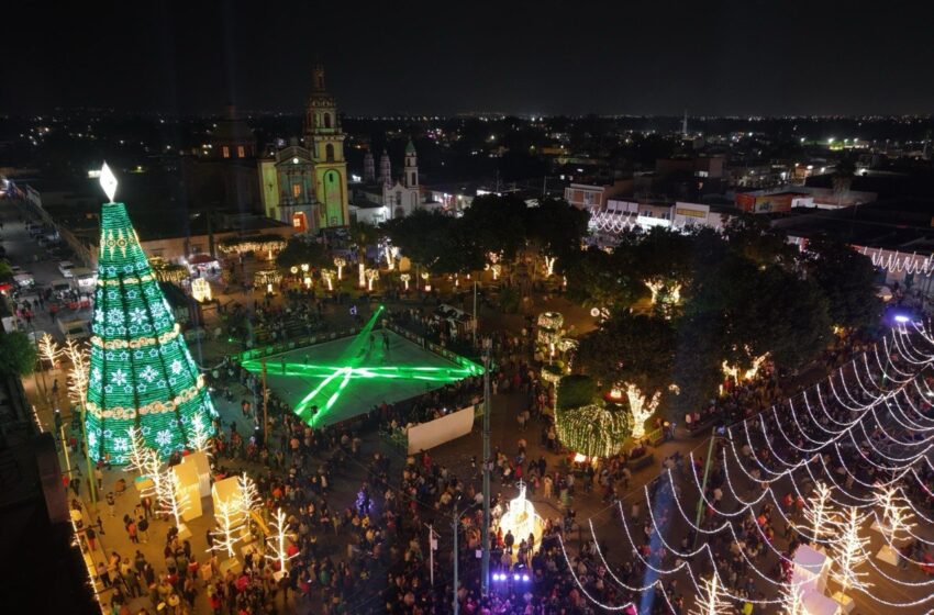  JUAN MANUEL NAVARRO ENCIENDE LA MAGIA Y LA ALEGRÍA DE LA NAVIDAD EN LA PLAZA PRINCIPAL DE SOLEDAD    