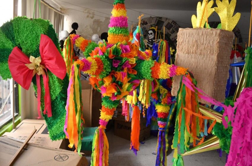  Avanza la elaboración de piñatas para las posadas navideñas en Soledad