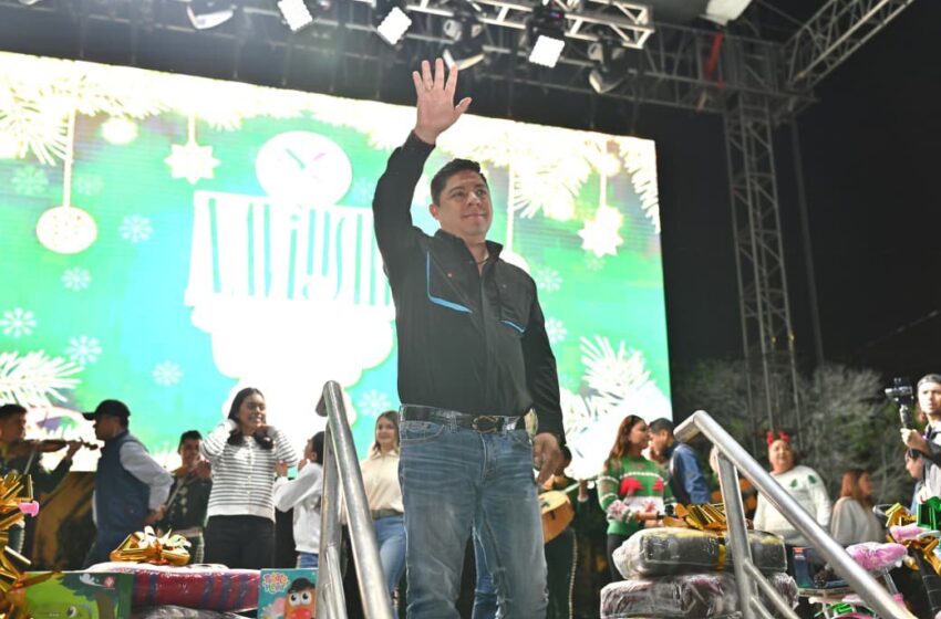  Gobernador encabeza festejos navideños en colonias de la capital potosina