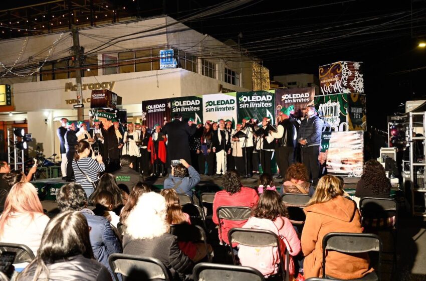  Coro “Vuela Alto” ofrece concierto navideño en la Plaza Principal de Soledad