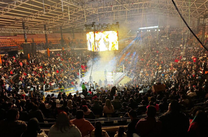 Evento de lucha libre reúne a miles de asistentes en la Fenapo