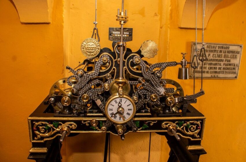  Con exposición histórica, la UASLP conmemora los 100 años del reloj del Edificio Central