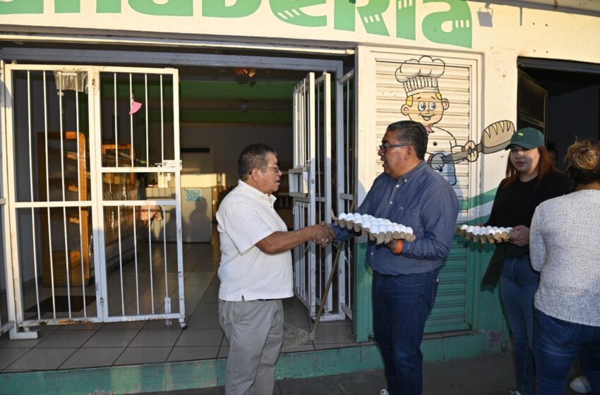  Alcalde Navarro Muñiz recorre colonias para entregar apoyo alimentario a familias de Soledad