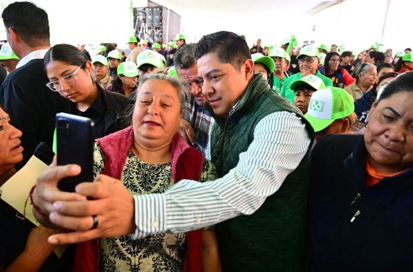  Ricardo Gallardo lleva programa “Enchúlame la colonia” a El Sauzalito