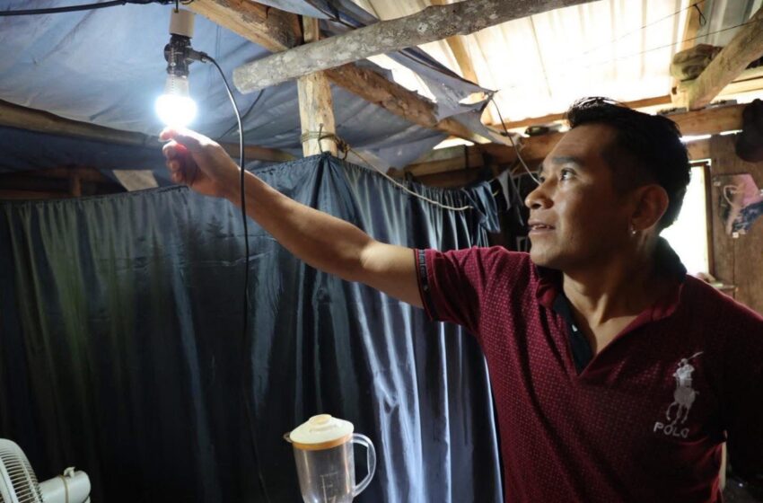  Paneles solares llevan energía eléctrica a comunidad de la sierra de Xilitla