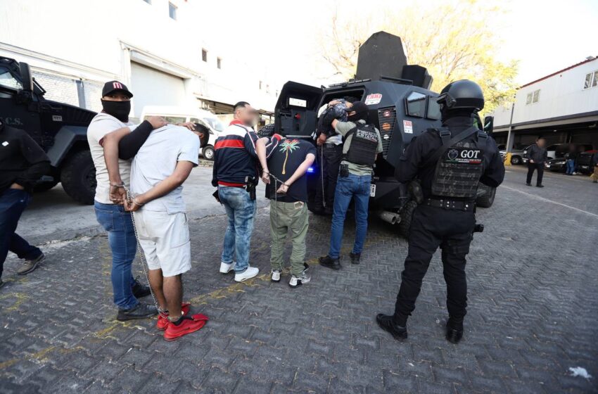  Trasladan a prisión a 13 detenidos por quema de vehículos en Jalisco