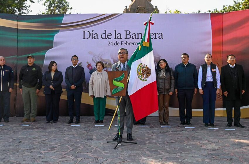  Estudiantes de primaria realizan Juramento a la Bandera en acto cívico en Soledad de Graciano Sánchez