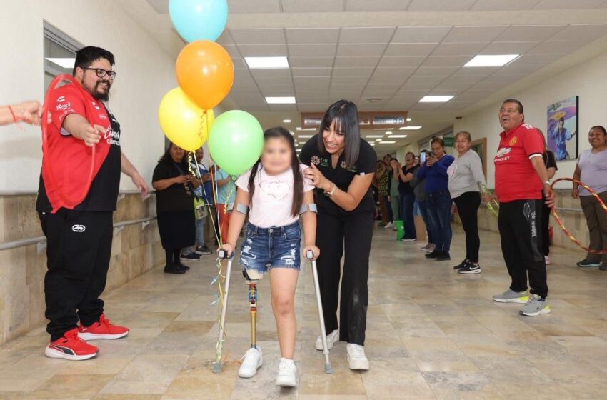  Entregan prótesis a niña de El Naranjo para fortalecer su movilidad