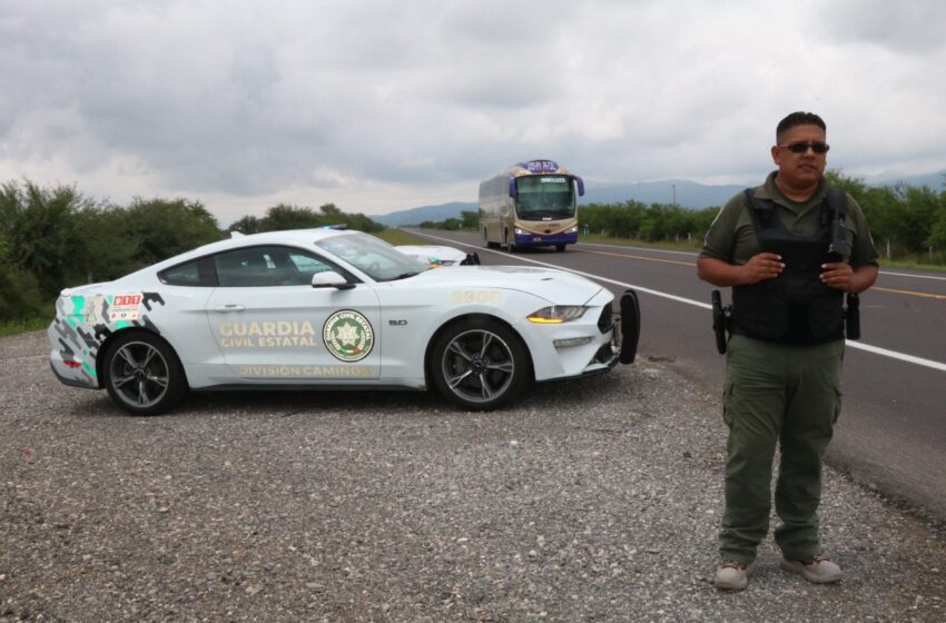  OPERATIVOS DE LA GUARDIA CIVIL ESTATAL FORTALECEN LA SEGURIDAD EN SAN LUIS POTOSÍ • Elementos de la Guardia Civil Estatal detuvieron a cinco personas por portación de arma de fuego en diversos municipios  Derivado de acciones de inteligencia y operativos de vigilancia, la Guardia Civil Estatal (GCE) aseguró a cinco personas por portación de arma de fuego en diversos municipios. En Soledad de Graciano Sánchez fueron detenidos Emiliano “N”, de 22 años, quien cuenta con antecedentes registrales por diversos delitos, así como Claudia “N”, de 21 años, a quienes se les aseguró un fusil de asalto calibre 5.56, una pistola calibre .22, dos cargadores, cinco cartuchos útiles, cuatro dosis de “cristal” y un vehículo. En el municipio de Santa María del Río fue detenido Luis Enrique “N”, de 44 años, a quien se le aseguró un arma de fuego tipo pistola calibre .22, con un cargador, ocho cartuchos útiles y una camioneta. En Rioverde, durante recorridos de patrullaje preventivo, oficiales estatales detuvieron a Adán Justino “N”, de 18 años, y Derian “N”, de 29 años, tras localizar en el vehículo en que viajaban un arma de fuego tipo pistola calibre .45, con un cargador y cuatro cartuchos útiles. Las personas detenidas, así como las armas, cartuchos y vehículos asegurados, fueron puestos a disposición de la autoridad competente, quien determinará su situación jurídica.