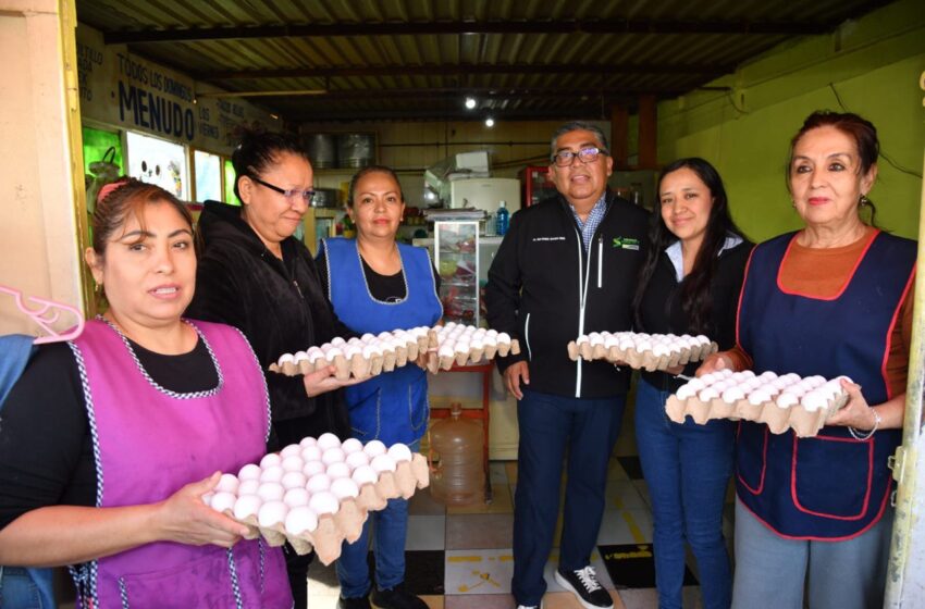 Juan Manuel Navarro lleva apoyo alimentario casa por casa a la colonia Fidel Velázquez