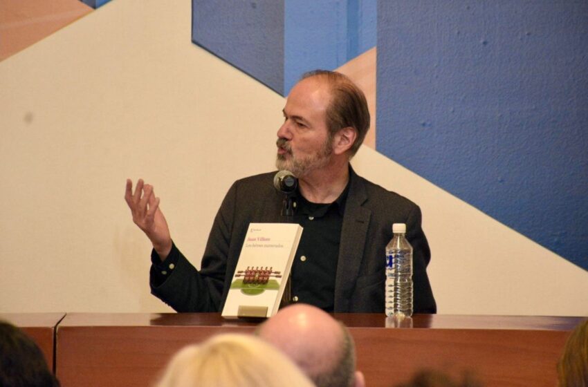  Juan Villoro convierte al futbol en espejo social en la 50 Feria Nacional del Libro de la UASLP